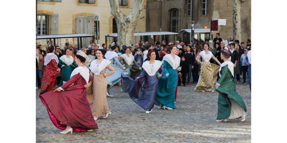 puis-le-ruban-de-provence-a-celebre-son-centenaire-en-investissant-notamment-la-place-du-palais-des-papes-samedi-apres-midi-photo-le-dl-cyril-hiely-1710612947.jpg